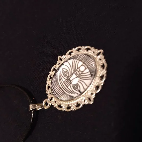 HANDMADE - UNIQUE - BLACK & WHITE EARRINGS - ABSTRACT DESIGN - Picture 2 of 4